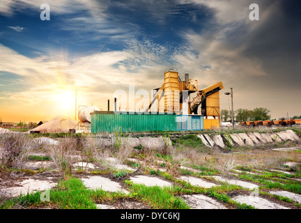 Gelbe Kornlift auf einem Beton-Sockel Stockfoto