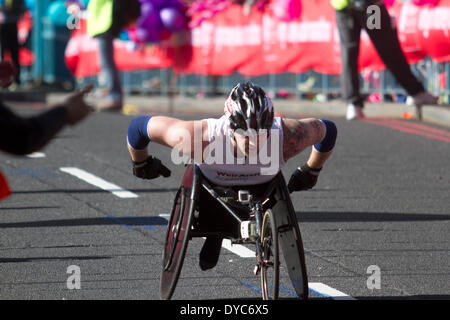 London UK. 13. April 2014. Der Rollstuhl-Athleten zu konkurrieren, während die Jungfrau Geld 2014 London Marathon Credit: Amer Ghazzal/Alamy Live-Nachrichten Stockfoto