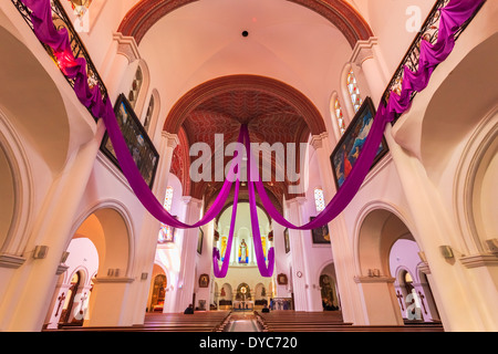 Innere des belarussischen römisch-katholische Kirche des Heiligen Simon und Helen (rote Kirche) auf dem Unabhängigkeitsplatz in Minsk, Weißrussland Stockfoto