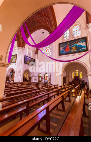 Innere des belarussischen römisch-katholische Kirche des Heiligen Simon und Helen (rote Kirche) auf dem Unabhängigkeitsplatz in Minsk, Weißrussland Stockfoto