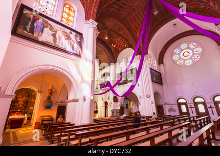 Innere des belarussischen römisch-katholische Kirche des Heiligen Simon und Helen (rote Kirche) auf dem Unabhängigkeitsplatz in Minsk, Weißrussland Stockfoto