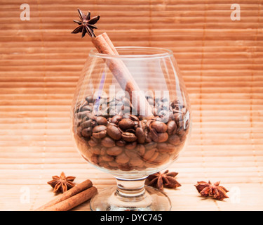 Kaffeebohnen in einem Glas Stockfoto
