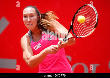 Bogota, Kolumbien. 13. April 2014. Serbiens Jelena Jankovic wieder den Ball in Caroline Garcia von Frankreich während des letzten Spiels des Colsanitas Tennis Cup, der der Womens Tennis Association (WTA), in Bogota, Kolumbien, am 13. April 2014. Jelena Jankovic verlor 0: 2. © Jhon Paz/Xinhua/Alamy Live-Nachrichten Stockfoto