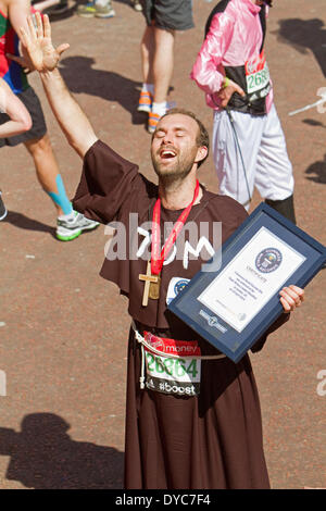 London, UK, 13. April 2014, A männliche Läufer gekleidet wie ein Mönch einen Guinness-Weltrekord gewann nach Abschluss der London-Marathon-201-Kredit: Keith Larby/Alamy Live News Stockfoto