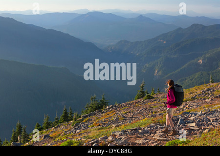 Eine Frau mit sechs Moon Design Rucksäcke Rucksack auf dem Pacific Crest Trail in Oregon Sommer USA Cory Lahr ist das Modell Modell Stockfoto