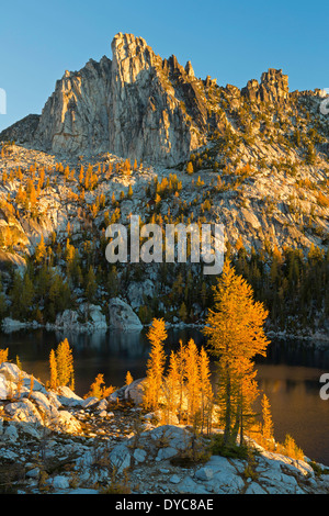 Prusik Peak steigt über See Viviane bei Sonnenaufgang im Abschnitt Verzauberungen der alpinen Seen-Wildnis. Stockfoto