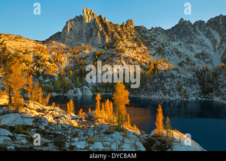 Prusik Peak steigt über See Viviane bei Sonnenaufgang im Abschnitt Verzauberungen der alpinen Seen-Wildnis. Stockfoto