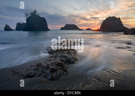 Sonnenuntergang auf Hidden Beach, Teil des Brookings State Park auf der südlichen Küste von Oregon. USA Stockfoto