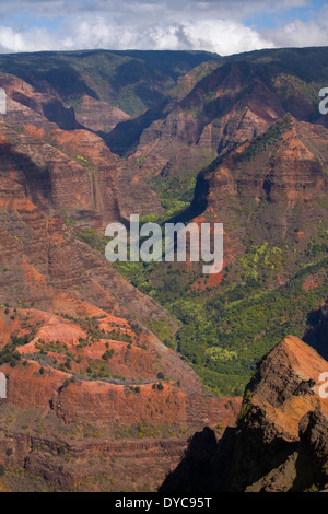 Am Nachmittag Sonne und Wolken am Waimea Canyon, Kauai, Hawaii, USA. Winter Stockfoto