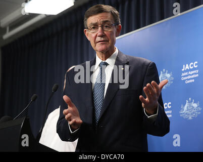 Perth, Australien. 14. April 2014. Angus Houston, Leiter der gemeinsamen Agentur Koordination Center (JACC), spricht auf einer Pressekonferenz in Perth, Australien, 14. April 2014. Der Suche-Chef sagte suchenden bereitgestellt werden einen Unterwasser-Fahrzeug innerhalb von Stunden zu kämmen des Meeresbodens nach der Jagd nach vermissten Malaysian Flug MH370 in der 38. Tag gezogen, am Montag. Bildnachweis: Xu Yanyan/Xinhua/Alamy Live-Nachrichten Stockfoto