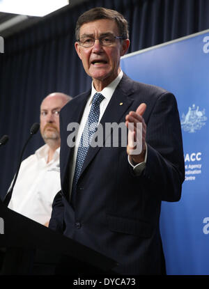 Perth, Australien. 14. April 2014. Angus Houston, Leiter der gemeinsamen Agentur Koordination Center (JACC), spricht auf einer Pressekonferenz in Perth, Australien, 14. April 2014. Der Suche-Chef sagte suchenden bereitgestellt werden einen Unterwasser-Fahrzeug innerhalb von Stunden zu kämmen des Meeresbodens nach der Jagd nach vermissten Malaysian Flug MH370 in der 38. Tag gezogen, am Montag. Bildnachweis: Xu Yanyan/Xinhua/Alamy Live-Nachrichten Stockfoto