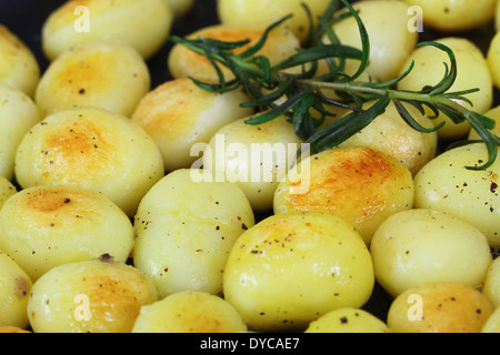 Baby-Kartoffeln mit Rosmarin in Pfanne, Nahaufnahme Stockfoto