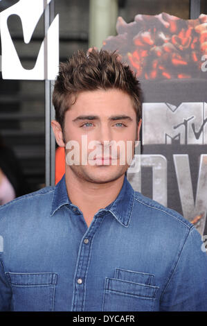 Los Angeles, Kalifornien, USA. 13. April 2014. US-Schauspieler Zac Efron kommt für die 2014 MTV Movie Awards im Nokia Theatre in Los Angeles, Kalifornien, USA, 13. April 2014. Foto: Hubert Boesl/Dpa - News WIRE SERVICE/Dpa/Alamy Live Stockfoto