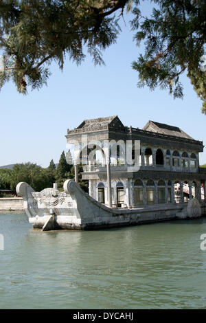 Ein Blick auf die so genannte Marmor Boot am Kunming-See im historischen Sommerpalast in Peking, China, 15. September 2009. Der Palast wurde ursprünglich während der Yin-Dynastie zwischen 1115 und 1234 AD14 gebaut und wurde in den folgenden Jahrhunderten ständig erweitert. Es war ein beliebtes Freizeit-Ausflugsziel für die chinesischen Kaiser. Das Schloss sah Wohlstand während der Qing-Dynastie Mitte des 17. Jahrhunderts. Die Gebäude und Gärten des Palastes gelten heute als Meisterwerke der chinesischen Architektur und Landschaftsgestaltung und sind ein beliebtes Reiseziel für Besucher fr Stockfoto