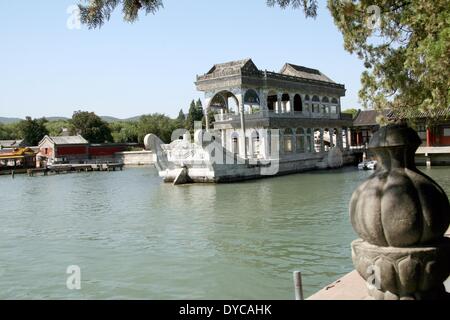 Ein Blick auf die so genannte Marmor Boot am Kunming-See im historischen Sommerpalast in Peking, China, 15. September 2009. Der Palast wurde ursprünglich während der Yin-Dynastie zwischen 1115 und 1234 AD14 gebaut und wurde in den folgenden Jahrhunderten ständig erweitert. Es war ein beliebtes Freizeit-Ausflugsziel für die chinesischen Kaiser. Das Schloss sah Wohlstand während der Qing-Dynastie Mitte des 17. Jahrhunderts. Die Gebäude und Gärten des Palastes gelten heute als Meisterwerke der chinesischen Architektur und Landschaftsgestaltung und sind ein beliebtes Reiseziel für Besucher fr Stockfoto