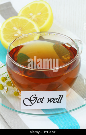 Gut-Karte mit Tasse Kamillentee und Zitrone Stockfoto