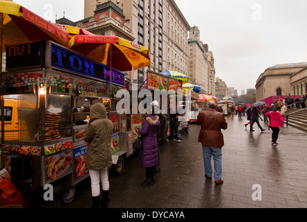 Reihe von Mobile-Fast-Food-Anbieter außerhalb des Metropolitan Museums in New York an einem regnerischen Tag Stockfoto