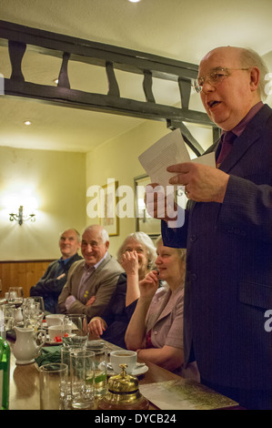 Der beste Mann von einer Hochzeit vor 50 Jahren beginnt eine andere Rede Stockfoto