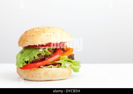 Großen Hamburger legt auf den Tisch vor weißem Hintergrund Stockfoto