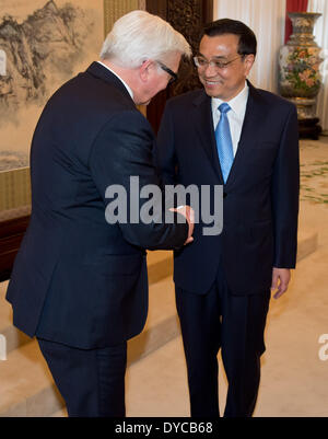 Peking, China. 14. April 2014. Deutscher Außenminister Frank-Walter Steinmeier (L) schüttelt Hände mit der chinesische Ministerpräsident Li Keqiang in Peking, 14. April 2014. Der deutsche Außenminister Frank-Walter Steinmeier besucht Japan und China bis 15. April 2014. Steinmeier ist zu einem offiziellen Besuch nach China. Foto: TIM BRAKEMEIER/Dpa/Alamy Live News Stockfoto