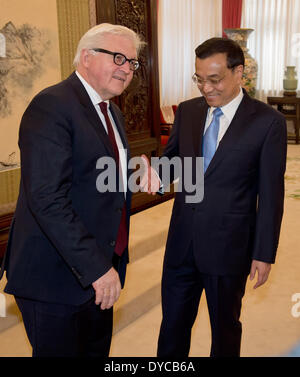 Peking, China. 14. April 2014. Deutscher Außenminister Frank-Walter Steinmeier (L) trifft der chinesische Ministerpräsident Li Keqiang in Peking, 14. April 2014. Der deutsche Außenminister Frank-Walter Steinmeier besucht Japan und China bis 15. April 2014. Steinmeier ist zu einem offiziellen Besuch nach China. Foto: TIM BRAKEMEIER/Dpa/Alamy Live News Stockfoto