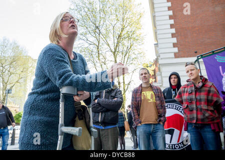 London, UK. 14. April 2014. Amy Jowett, antifaschistischer Demonstrant dessen Bein von der Polizei am 1. Juni 2013 während eine Gegendemonstration gegen die BNP gebrochen wurde schließt sich den Protest der Solidarität für die "Antifaschistische Five" Demonstranten außerhalb Westminster Magistrates Court, London. Bildnachweis: Guy Corbishley/Alamy Live-Nachrichten Stockfoto