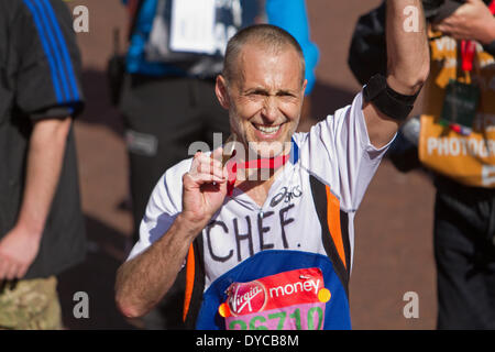 London, UK, 13. April 2014, Michel Roux Jr. zeigt seine Medaille nach Beendigung der London-Marathon-201-Kredit: Keith Larby/Alamy Live News Stockfoto