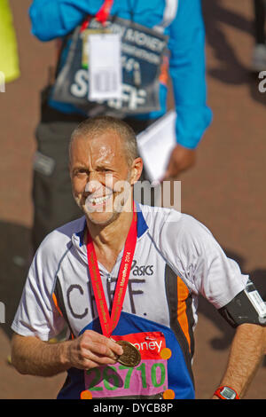 London, UK, 13. April 2014, Michel Roux Jr. zeigt seine Medaille nach Beendigung der London-Marathon-201-Kredit: Keith Larby/Alamy Live News Stockfoto