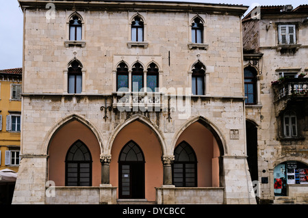 Die harmonische Fassade des ehemaligen Rathauses 15. Jahrhundert mit seinen gotischen Verzierungen, Narodni Trg Pjaca, Split Stockfoto