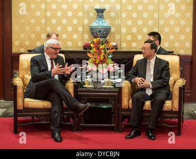 HANDOUT - ein Handout Foto von Thomas Imo datiert 14. April 2014 zeigt deutsche Außenminister Frank-Walter Steinmeier (L) Händeschütteln mit chinesischen Staat Hofrat Yang Jiechi in Peking, China. Der deutsche Außenminister Frank-Walter Steinmeier besucht Japan und China bis 15. April 2014. Steinmeier ist zu einem offiziellen Besuch nach China. Foto: THOMAS IMO/Dpa HANDOUT/redaktionelle Verwendung ONLY/MANDATORY CREDIT/NO Verkauf Stockfoto