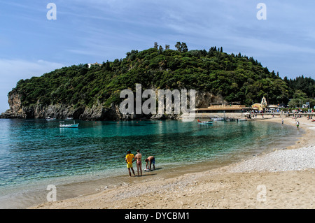 Steilen Hang voller Grün und wilden Olivenbäumen steht die ruhigen türkisfarbenen Kristallwasser Agios Spyridon Bucht, Corfu Stockfoto