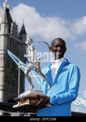 London, UK. 14. April 2014. Wilson Kipsang Kenia stellt mit seiner Trophäe während der Champions Photocall 2014 London Marathon in der Nähe der Tower Bridge in London, England am 14. April 2014. Wilson Kipsang nahm den Titel der Elite Männer mit 02:04:29 am letzten Sonntag. Bildnachweis: Wang Lili/Xinhua/Alamy Live-Nachrichten Stockfoto