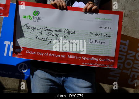 London, UK. 14. April 2014. Demonstranten versammelten sich am Whitehall in London als Teil der globalen Aktionstag für Militärausgaben Aufruf für "wohl nicht Kriegsführung" Credit: Rachel Megawhat/Alamy Live News Stockfoto