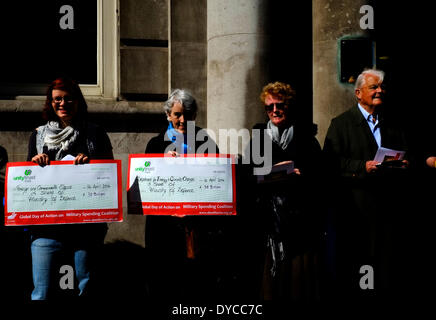 London, UK. 14. April 2014. Demonstranten versammelten sich am Whitehall in London als Teil der globalen Aktionstag für Militärausgaben Aufruf für "wohl nicht Kriegsführung" Credit: Rachel Megawhat/Alamy Live News Stockfoto