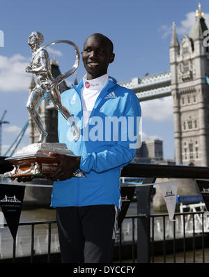 London, UK. 14. April 2014. Wilson Kipsang Kenia stellt mit seiner Trophäe während der Champions Photocall 2014 London Marathon in der Nähe von Tower Bridge in London, England am 14. April 2014. Wilson Kipsang nahm den Titel der Elite Männer mit 02:04:29 am letzten Sonntag. Bildnachweis: Wang Lili/Xinhua/Alamy Live-Nachrichten Stockfoto