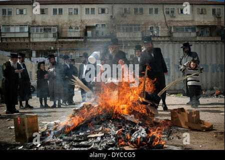 JERUSALEM, 14. APRIL: Ultra-orthodoxe Juden brennen gesäuert Elemente als letzte Vorbereitung vor dem Start bei Sonnenuntergang des jüdischen Pessach (Passah) Urlaubs am 14. April 2014 in Mea Shearim. (Foto: Marco Bottelli / pazifische Presse/Alamy Live News) Stockfoto