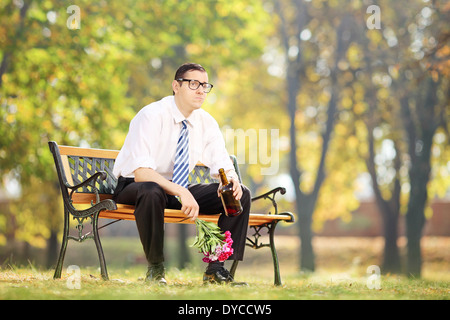 Einsamer Mann trinken von Alkohol im freien Stockfoto