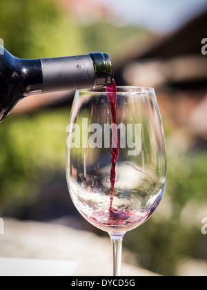 Saperawi, Georgisch, trockener Rotwein aus Kachetien Region. Stockfoto