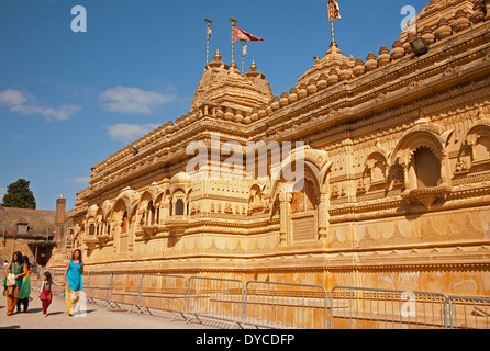 Frauen gekleidet in traditioneller indischer Kleidung zu Fuß draußen Sanatan Hindu Mandir-Tempel in Wembley, London Stockfoto