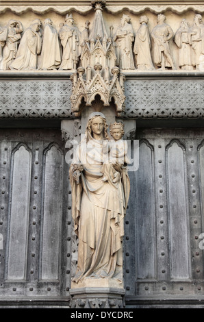 Statue der Jungfrau Maria mit Jesuskind an der Fassade der Westminster Abbey in London, Großbritannien Stockfoto