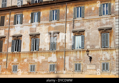 Ein typisches altes Gebäude in der Innenstadt von Rom, Italien Stockfoto
