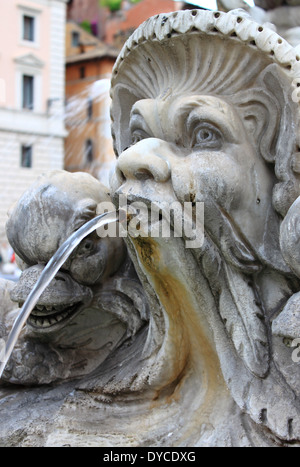 Marmorbrunnen im Pantheon Platz in Rom, Italien Stockfoto