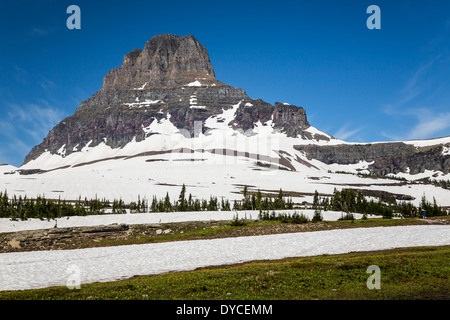 Alpine Landschaft mit Schnee und Clements Berg in der Nähe von Logan Pass im Glacier National Park, Montana, USA. Stockfoto