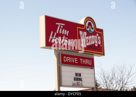 Tim Hortons Wendy Zeichen, die auf der Suche nach Hilfe ist. Stockfoto
