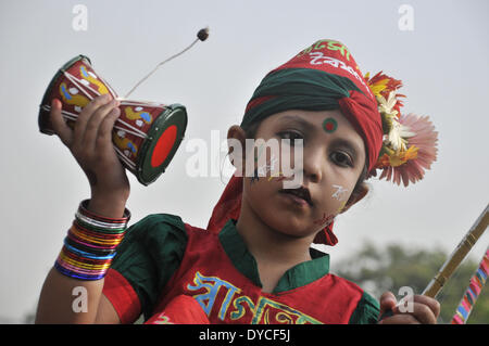 Dhaka, Bangladesch. 14. April 2014. Ein Kind feiern Sie Silvester Bengali in Dhaka, Bangladesch, 14. April 2014. Bildnachweis: Shariful Islam/Xinhua/Alamy Live-Nachrichten Stockfoto