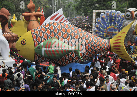 Dhaka, Bangladesch. 14. April 2014. Mitmachen bei einer Kundgebung der Bengali-Silvester in Dhaka, Bangladesh, 14. April 2014 feiern. Bildnachweis: Shariful Islam/Xinhua/Alamy Live-Nachrichten Stockfoto