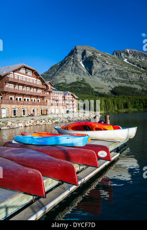Die Freizeit Kanu dock im Many Glacier Hotel auf Swift Current Lake im Glacier National Park, Montana, USA. Stockfoto