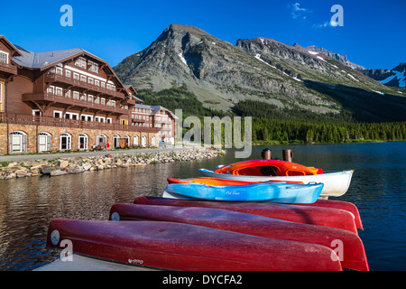 Die Freizeit Kanu dock im Many Glacier Hotel auf Swift Current Lake im Glacier National Park, Montana, USA. Stockfoto