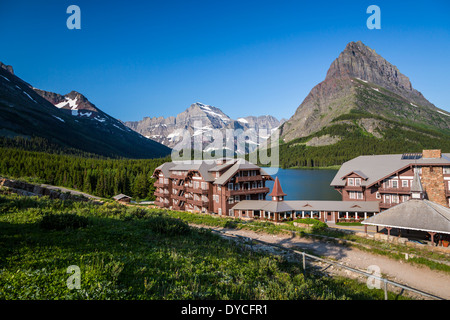 Die vielen Gletscher Hotel auf Swiftcurrent Lake und Grinnell Point im Glacier National Park, Montana, USA. Stockfoto