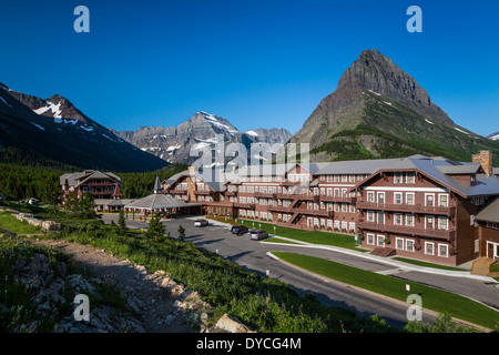 Die vielen Gletscher Hotel auf Swiftcurrent Lake und Grinnell Point im Glacier National Park, Montana, USA. Stockfoto